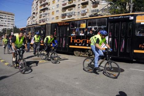Pe locuri, fiţi gata, start! În Săptămâna Mobilităţii, tramvaiul, maşina şi bicicleta se "bat" în viteză